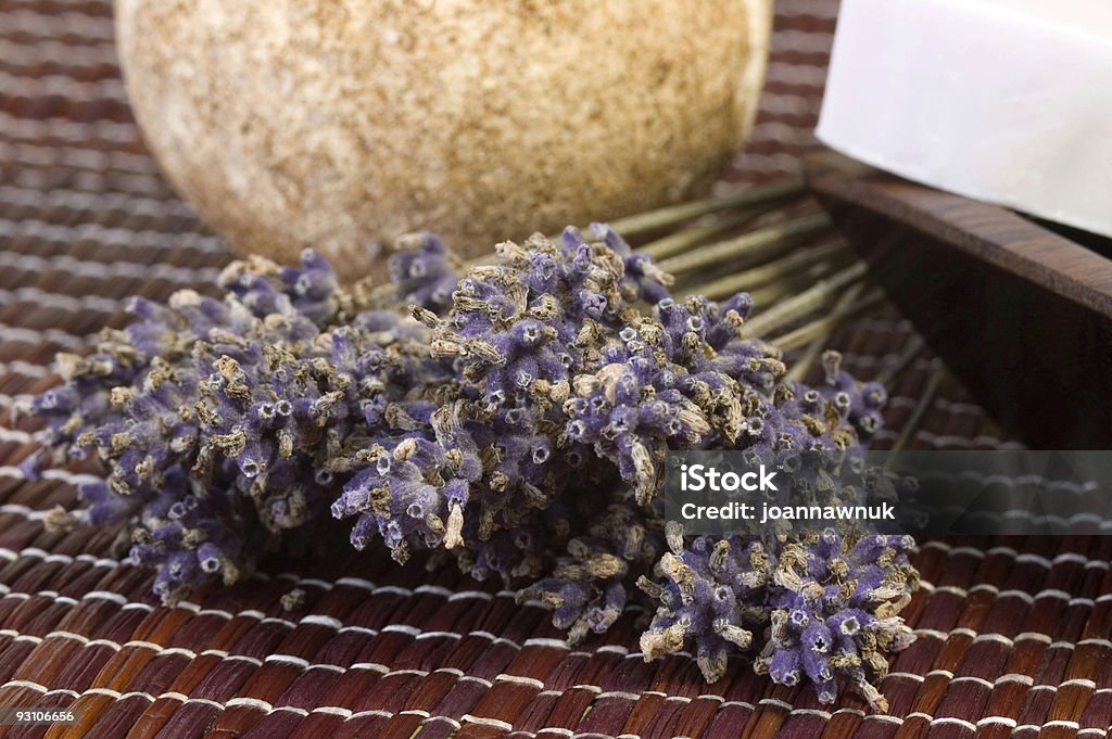 Lavanda seca y jabón. - Foto de stock de Aceites esenciales libre de derechos