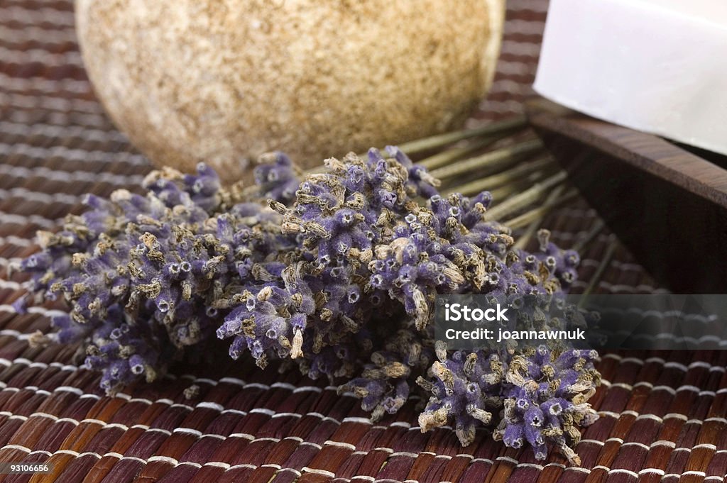 La lavande séchée et savon - Photo de Arbre en fleurs libre de droits