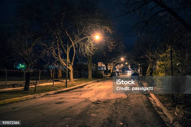 Strada Urbana Buia E Inquietante Di Notte - Fotografie stock e altre immagini di Notte - Notte, Via, Chicago - Illinois