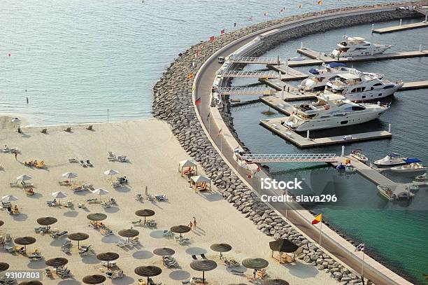 Estacionamento Perto Do Iate De Luxo E Praia Hotel Dubai Eau - Fotografias de stock e mais imagens de Ao Ar Livre