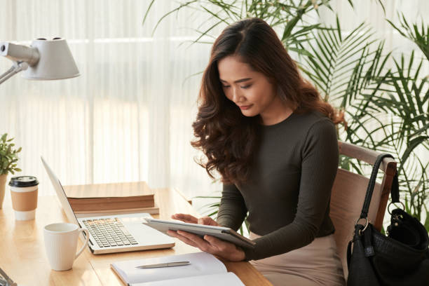 istock Elegant business lady with digital tablet 931082438