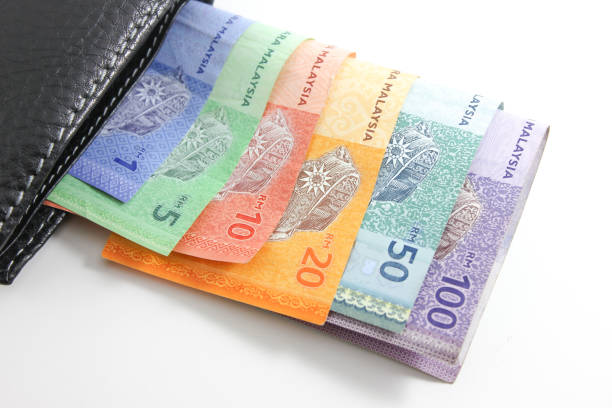 carteira preta, com notas de banco malásia ringgit - piggy bank currency savings finance - fotografias e filmes do acervo