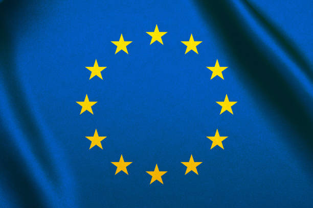 flaga unii europejskiej macha tłem - european parliament government flag europe zdjęcia i obrazy z banku zdjęć