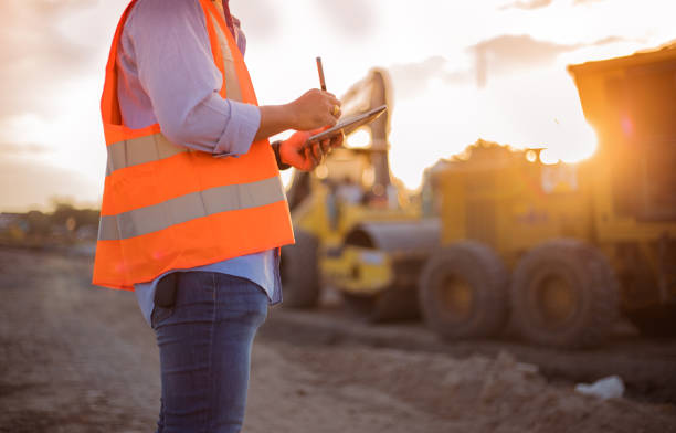 azjatycki inżynier z hardhat za pomocą komputera typu tablet kontroli komputera i pracy na placu budowy - engineering blueprint laptop construction zdjęcia i obrazy z banku zdjęć