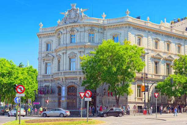 plein van cibeles (plaza cibeles) en uitzicht op house of america (palacio de linares) in het centrum van madrid, hoofdstad van spanje. - casa de america madrid stockfoto's en -beelden
