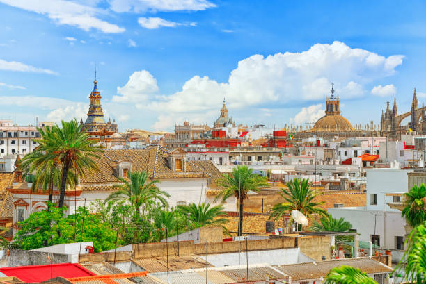 vista panorámica de la ciudad de sevilla de la plataforma de la observación torre de oro. españa. - plaza de espana sevilla town square seville fotografías e imágenes de stock