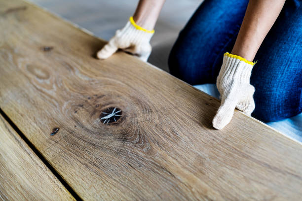 falegname che installa pavimento in legno - hardwood floor installing floor wood foto e immagini stock