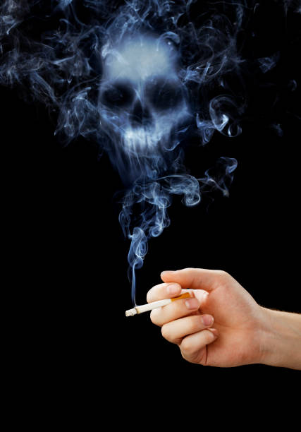 el tabaco mata - skull holding spooky horror fotografías e imágenes de stock