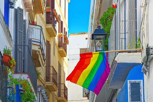Vistas de la ciudad y banderas gays en principalmente en un pequeño pueblo en las afueras de Barcelona - Sitges. photo