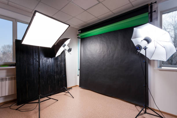 istock Photostudio with studio equipment: 931110006