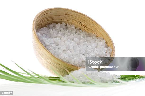 Photo libre de droit de Sel De Bain Et De Feuilles De Palmier banque d'images et plus d'images libres de droit de Bien-être - Bien-être, Blanc, Bol et saladier