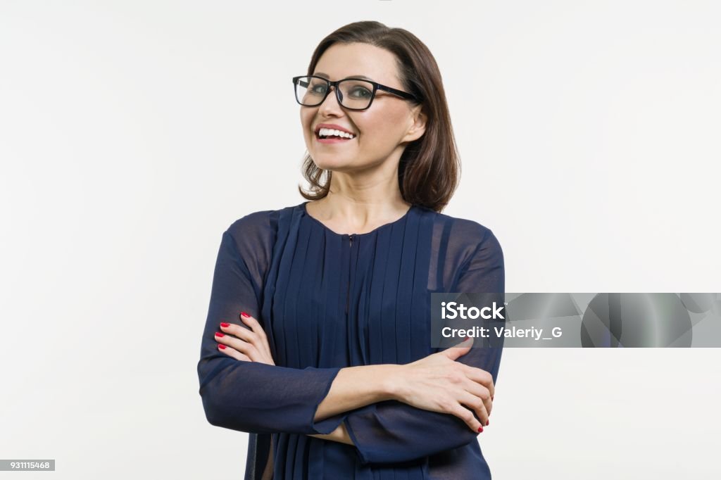 Positive Geschäftsentwicklung Frau mittleren Alters posiert in weiß mit Arme gekreuzt. - Lizenzfrei Frauen Stock-Foto