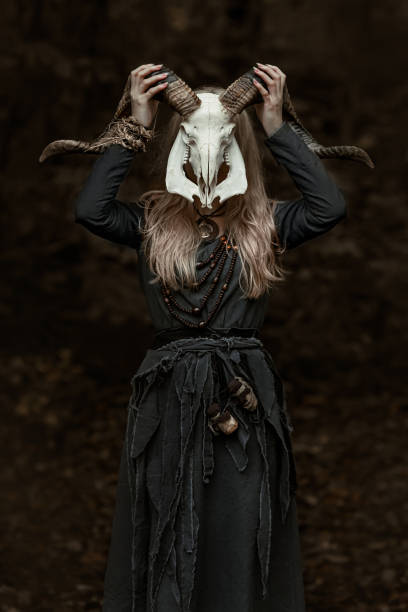 czarownica w długiej czarnej sukience - color image halloween people elegance zdjęcia i obrazy z banku zdjęć