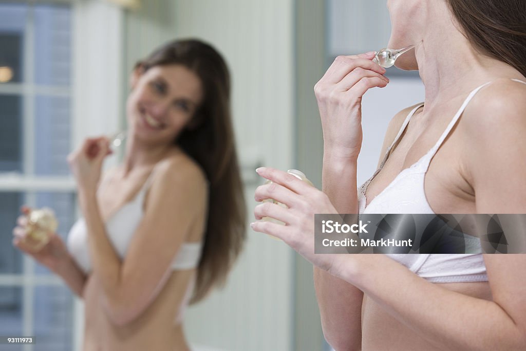 Frau putting Parfüm auf Ihrem Hals. - Lizenzfrei Attraktive Frau Stock-Foto