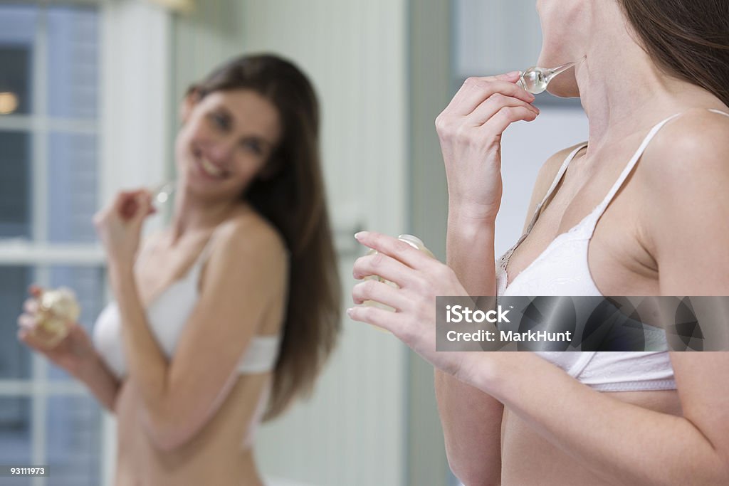 Mujer poner perfume en el cuello. - Foto de stock de Adulto libre de derechos