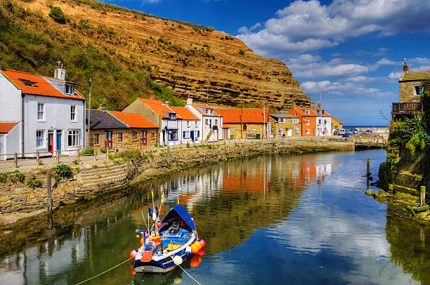 staithes harbor - north yorkshire stok fotoğraflar ve resimler