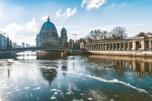 frozen river with berlin cathedral - berlin cathedral berlin germany museum island sunlight imagens e fotografias de stock