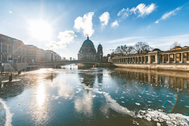 glace sur la rivière avec la cathédrale de berlin - berlin germany germany antenna skyline photos et images de collection