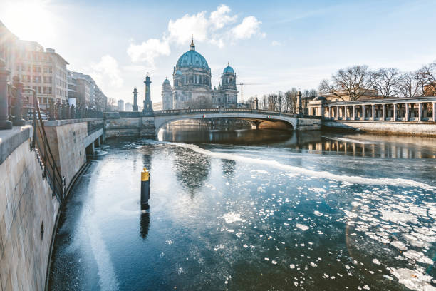 ice on spree river with berlin cathedral - berlin cathedral berlin germany museum island sunlight imagens e fotografias de stock