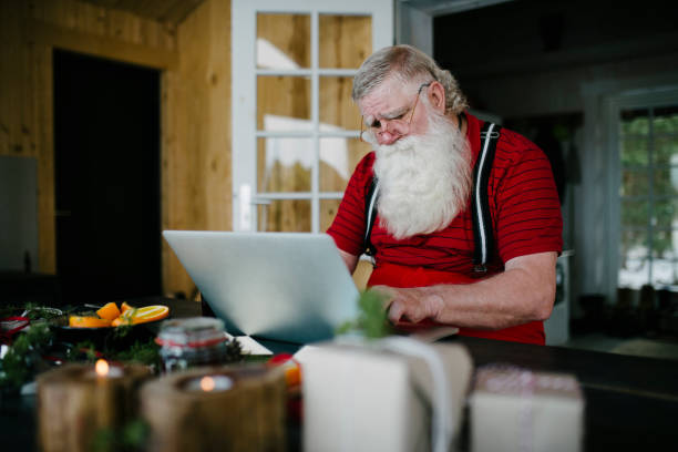 istock Blogger Santa Claus 931124702