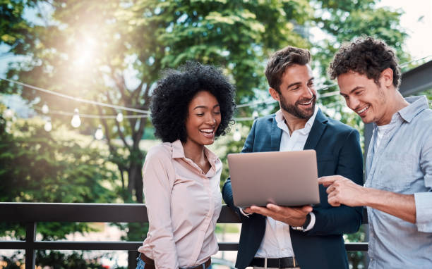 estamos en algún lugar con este - afterwork business fotografías e imágenes de stock