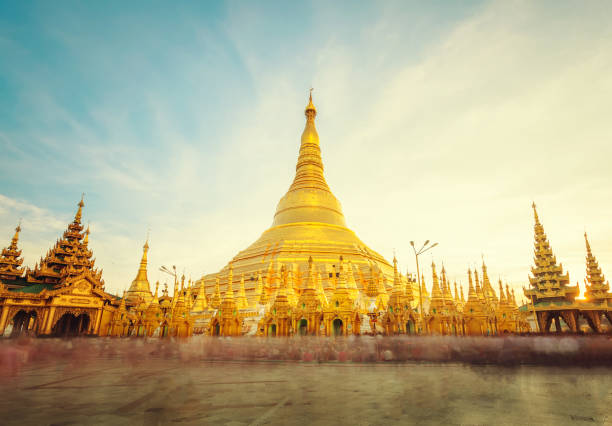 die goldene stupa shwedagon pagode yangon (rangoon), wahrzeichen von birma oder burma. - wat blue ancient old stock-fotos und bilder