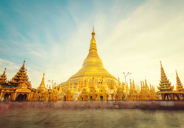 lo stupa dorato della pagoda yangon (rangoon), punto di riferimento del myanmar o birmania. - shwedagon pagoda immagine foto e immagini stock