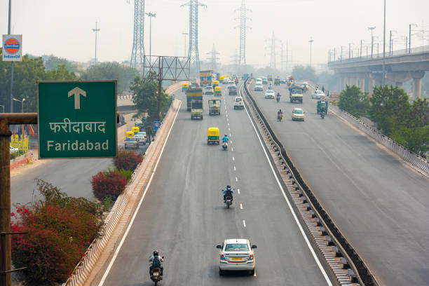 tráfego de carros em nova délhi, cidade coberta da poluição atmosférica em 23 de fevereiro. 2018 na índia - india mumbai delhi crowd - fotografias e filmes do acervo
