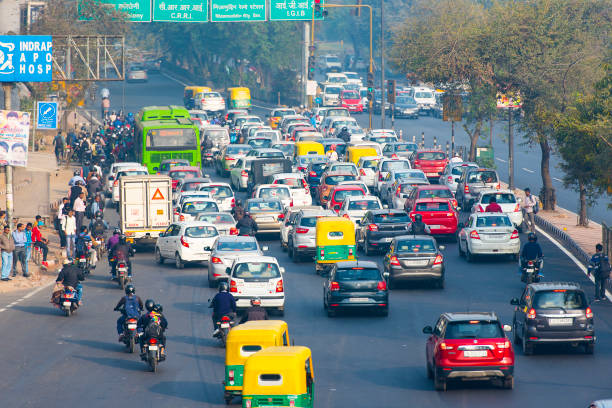 tráfego de carros em nova délhi, cidade coberta da poluição atmosférica em 23 de fevereiro. 2018 na índia - india mumbai delhi crowd - fotografias e filmes do acervo