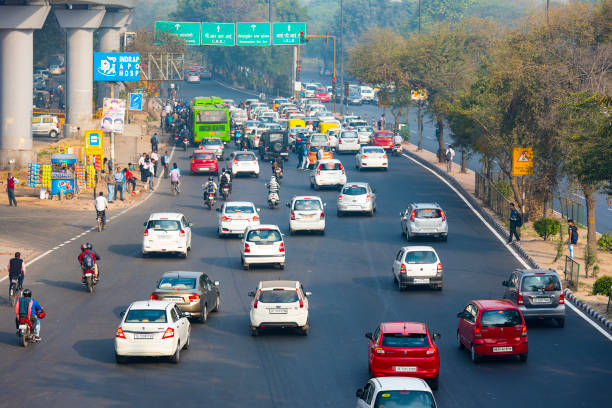 tráfego de carros em nova délhi, cidade coberta da poluição atmosférica em 23 de fevereiro. 2018 na índia - india mumbai delhi crowd - fotografias e filmes do acervo