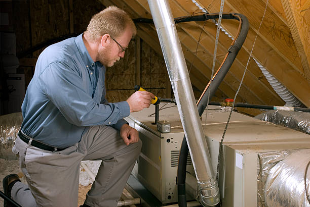 서비스 남자 inspects 용광로 - furnace air conditioner air duct repairing 뉴스 사진 이미지