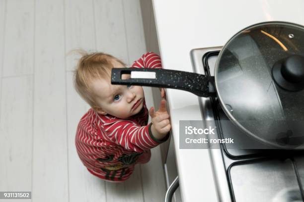 Kindersicherheit Im Wohnkonzept Kleinkind Für Pfanne Auf Dem Herd In Der Küche Zu Erreichen Stockfoto und mehr Bilder von Kind