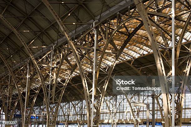 Praga Estación Principal De Trenes Foto de stock y más banco de imágenes de Acero - Acero, Andén de estación de tren, Anticuado