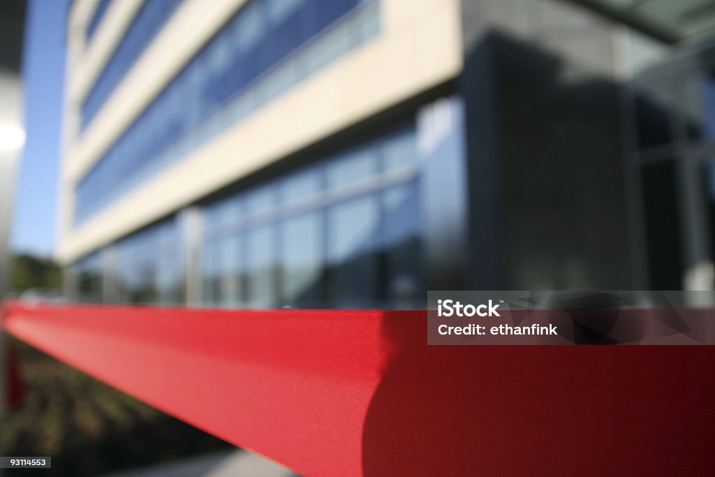 Nastro rosso nella parte anteriore dell'edificio - Foto stock royalty-free di Taglio del nastro