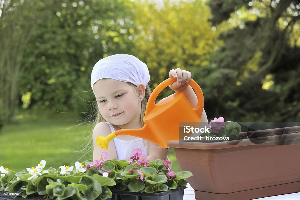 Kleines Mädchen gießen Blumen - Lizenzfrei Blumentopf Stock-Foto