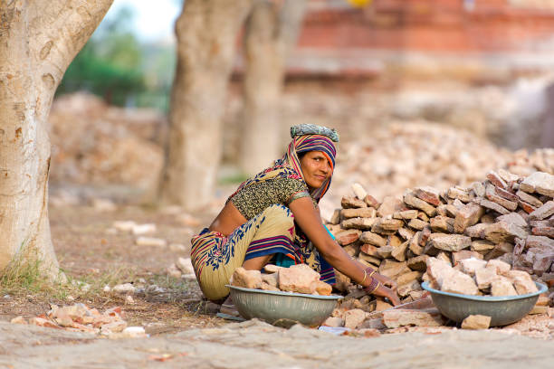 indian woman worker ad agra il 28 febbraio. 2018 in india - editorial horizontal farmer occupation foto e immagini stock