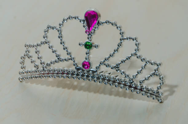 tiara com pedras, joias de brinquedo em cima da mesa - nobility artificial women crown - fotografias e filmes do acervo