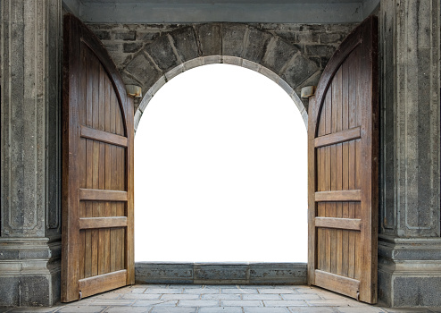 Gran puerta de madera abierta en la muralla del castillo photo