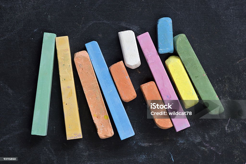 Tafel mit farbigen Buntstiften - Lizenzfrei Bildhintergrund Stock-Foto