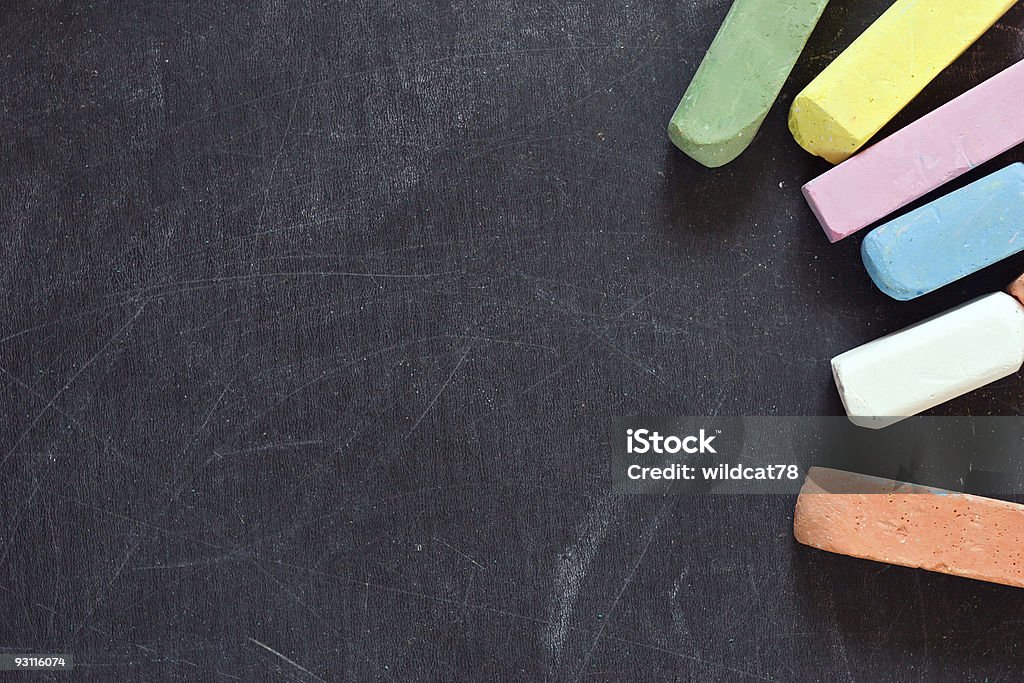 Tafel mit farbigen Buntstiften - Lizenzfrei Bildhintergrund Stock-Foto