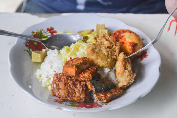 istock Indonesian food stalls 931165374