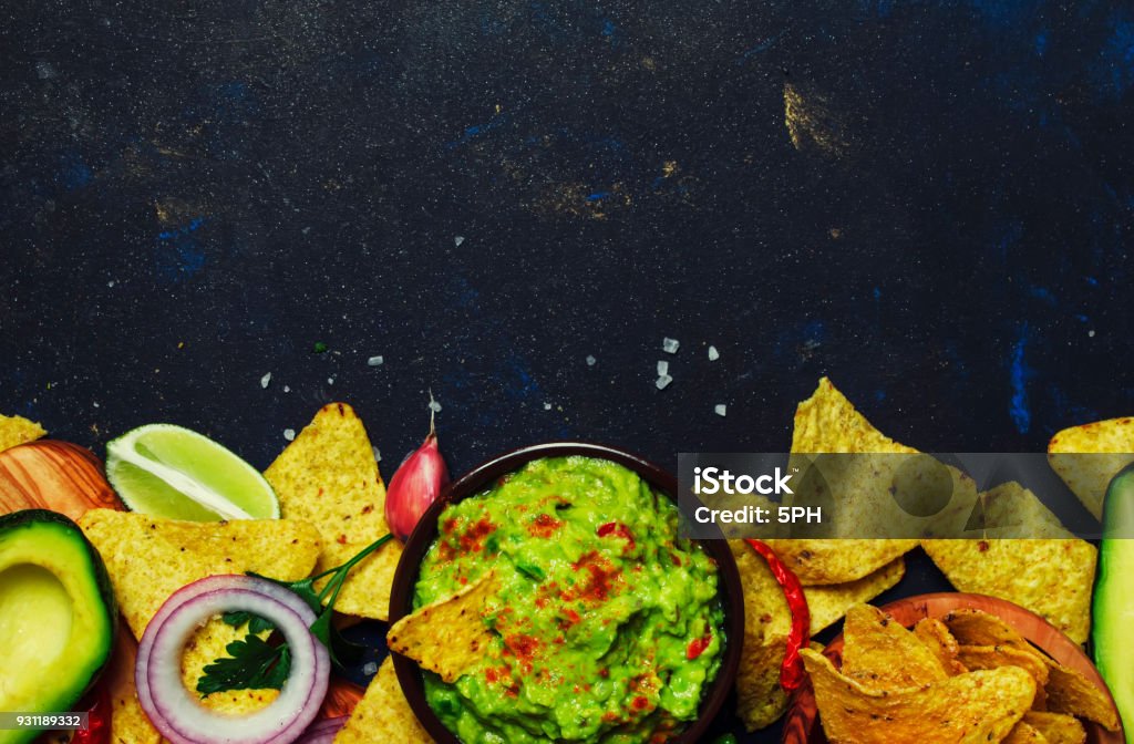 Comida mexicana, molho de guacamole com abacate, cebola, alho e pimentão - Foto de stock de Comida mexicana royalty-free