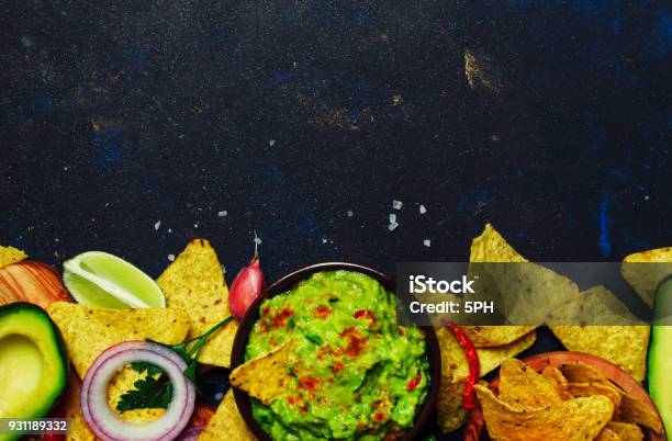 Foto de Comida Mexicana Molho De Guacamole Com Abacate Cebola Alho E Pimentão e mais fotos de stock de Comida mexicana