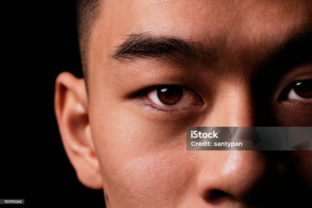 Dettaglio ravvicinato dell'occhio dell'uomo asiatico. - Foto stock royalty-free di Occhio
