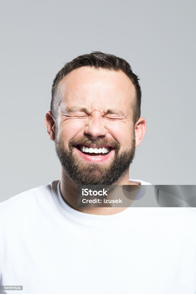 Kopfschuss von happy bärtigen Jüngling, grauen Hintergrund - Lizenzfrei Männer Stock-Foto