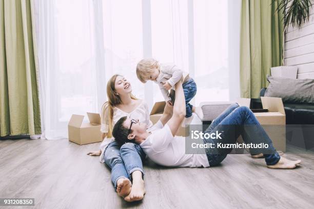 Familie Zusammen Glücklich Jung Schön Mit Einem Kleinen Baby Bewegt Sich Mit Boxen In Ein Neues Zuhause Stockfoto und mehr Bilder von Familie