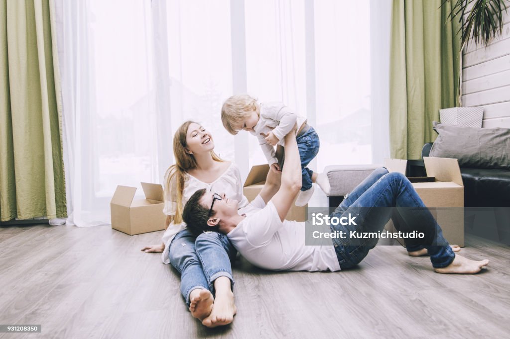 家族一緒に幸せな若い小さな赤ちゃんと美しいは新しい家に移動ボックス - 家族のロイヤリティフリーストックフォト