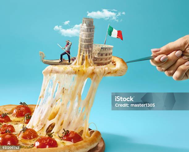 Photo libre de droit de Le Collage Sur Litalie Avec Une Main Féminine Gondolier Pizza Et Et Principaux Sites banque d'images et plus d'images libres de droit de Italie