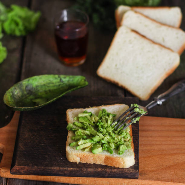 avocado cut into slices (a sandwich with avocado)