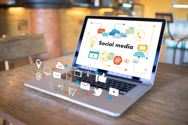 istock Networking chat Communication Online Social media social network 931212620